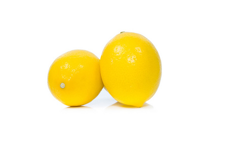 明亮的黄色多汁柠檬
