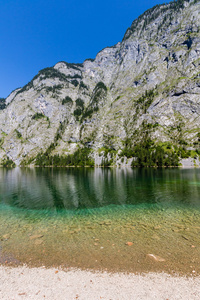 美丽的高山湖泊的景色