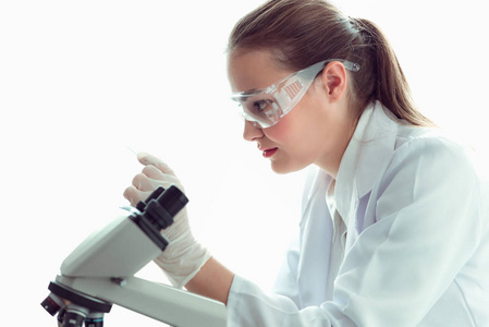研究员生物技术正在寻找样品细菌测试, 实验室测试概念