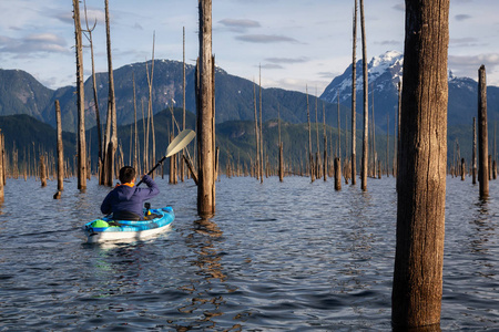 独木舟在一个充满活力的早晨包围了加拿大的山区景观。取自加拿大不列颠哥伦比亚省温哥华东部的壁湖。