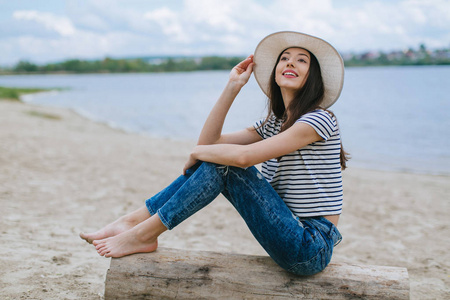 在海滩上的帽子的女人