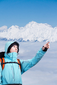 登山者指着山顶，站在反对一个冬天山风景