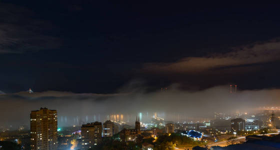 海参崴市容夜景。在城市上空的迷雾