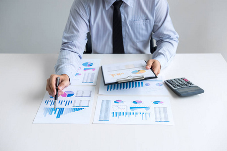 商人或会计师工作计算器计算分析业务和市场增长对金融文档数据图形和文字，会计，经济，商业，金融投资