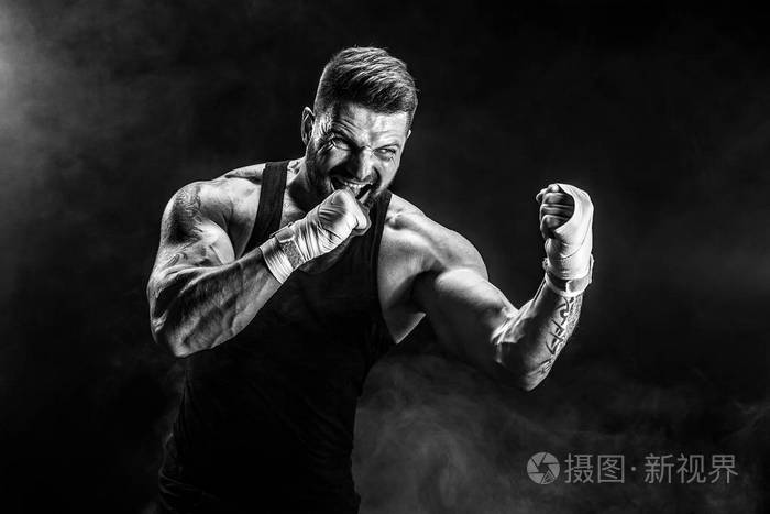 运动员拳泰国拳击手战斗黑色背景与烟雾