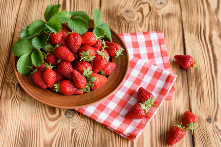 木桌上的美味草莓。它可以用作背景