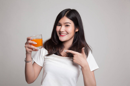 年轻的亚裔女子指向橙汁