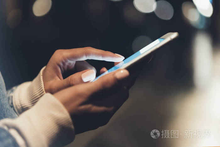 女性手里拿着智能手机