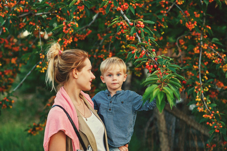 家庭肖像的母亲和儿子在自然界。母亲节