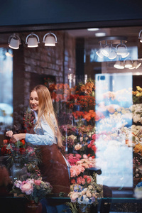 鲜花花束的年轻花店在室内