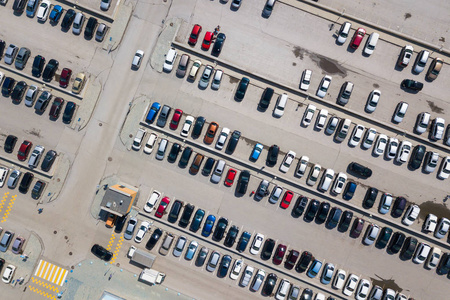 空中停车场与许多汽车从上面, 交通和城市概念的顶部视图。直升机无人机射击