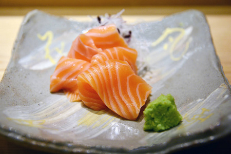 三文鱼刺身与芥末日本美食图片