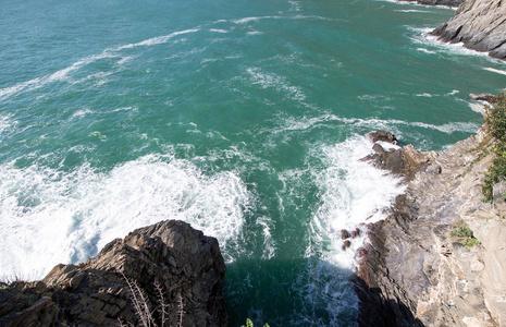从法国蟠龙的日出海景和景观时差。船和游艇的