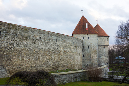 中世纪的城墙和老塔林市塔