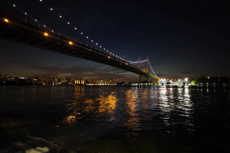 三区大桥河，岸边和光从大厦在纽约曼哈顿