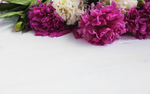 白色木桌上的粉红色牡丹花