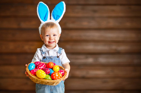 快乐宝贝男孩在复活节兔子适合用篮子鸡蛋