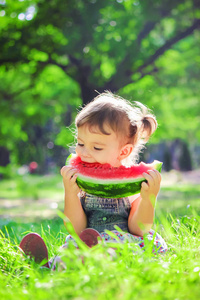 孩子吃西瓜。选择性的焦点