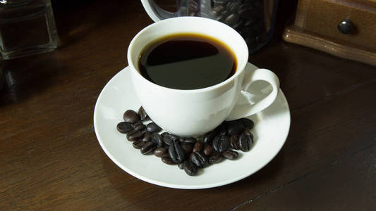 咖啡杯和咖啡豆的木制复古形象背景