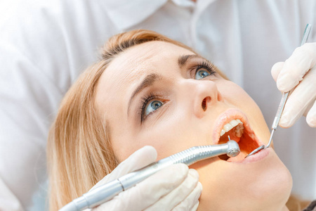 牙医固化害怕的病人