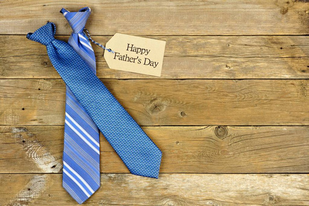 快乐父亲节的礼物标签与木材蓝领带