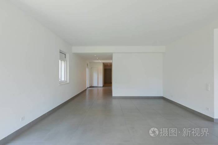 完全白色的空房间 走廊和入口门.里面没人