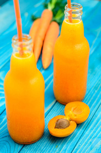 从一个瓶子里的杏和胡萝卜汁