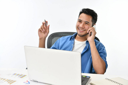穿着便装的初创企业男士在电话交谈时微笑, 工作愉快