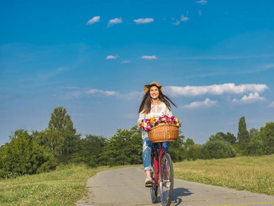 微笑的年轻女子骑着一辆自行车