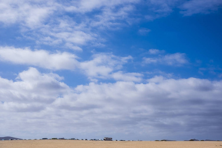 在富埃特文图拉岛民科拉莱霍的沙漠附近停了很多车, 在一大片美丽的蓝天下