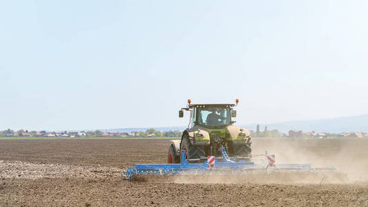 农夫在拖拉机准备土地苗床耕作。农业