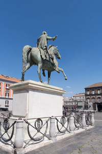 在席广场，那不勒斯，意大利的骑马雕像