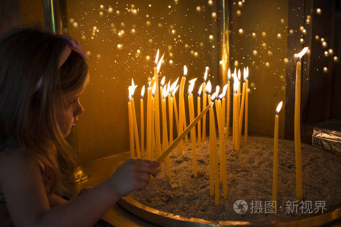小女孩祈祷, 并在东正教教堂蜡烛