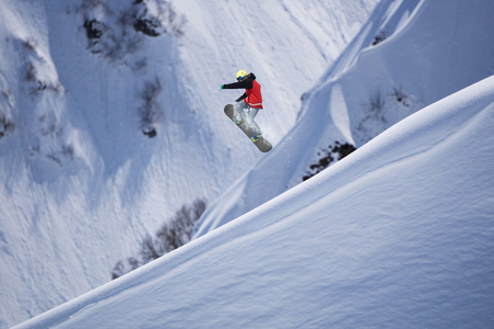 山上的飞行滑雪板。极限运动