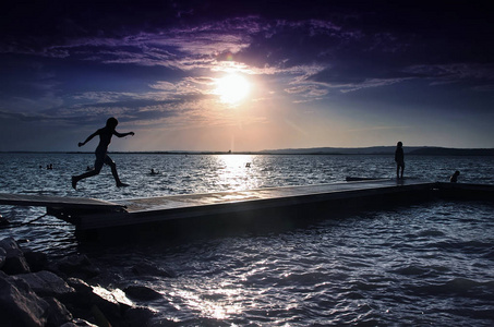 阳光下的海滩儿童跳跃