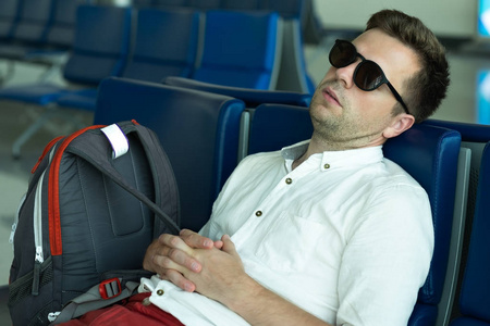 白种人正在机场的休息室睡觉图片