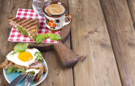 早餐与咖啡, 敬酒, 黄油和果酱在木质的背景。复制空间
