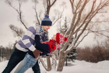 爱在冬季公园跳舞对年轻夫妇