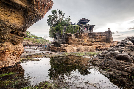 假期中，巴厘岛海神庙庙