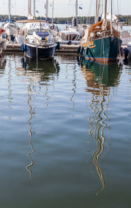 游艇和帆船停泊在罗维尼泻湖, 克罗地亚。帆船是在伊斯特拉最喜欢的娱乐活动之一, 几乎每个沿海城市都有风景如画的码头。