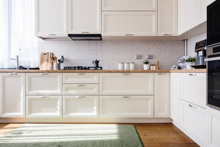 带白色木制家具的新家庭厨房