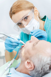 牙科医生和病人在诊所
