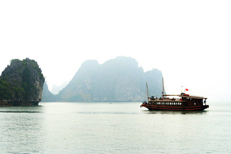 大雾天，越南下龙湾旅游船