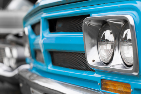 正确的蓝色的古董车头灯