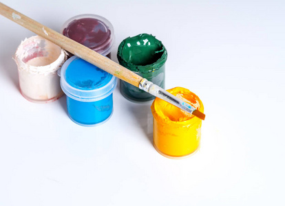 儿童用品创意用白色背景上的油漆和刷子打开罐子