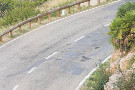 西班牙马略卡岛一条空旷的公路
