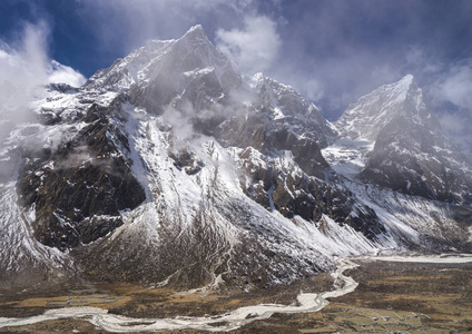 Taboche 和 Cholatse 首脑会议在喜马拉雅山 Pheriche 谷。尼泊尔珠穆朗玛峰大本营徒步旅行