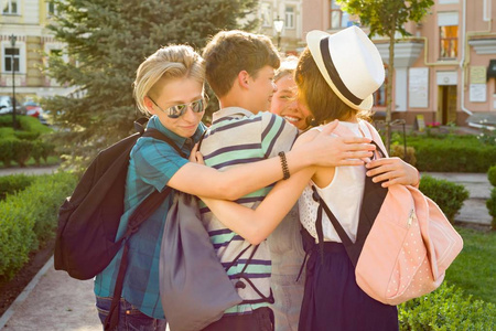 一群快乐的青少年 13, 14 年走在城市街道上, 朋友拥抱。友谊与人的理念