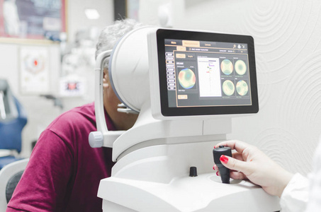 卫生保健 医药 人 视力和技术概念   与自动验光仪检查病人视力眼诊所或光学商店密切的验光师