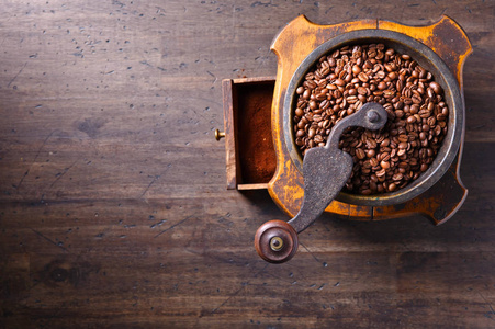 老咖啡研磨机和烘培的咖啡豆的特写镜头